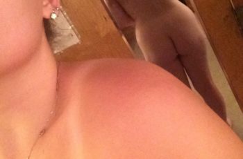 Coco te montre ses belles fesses rondes