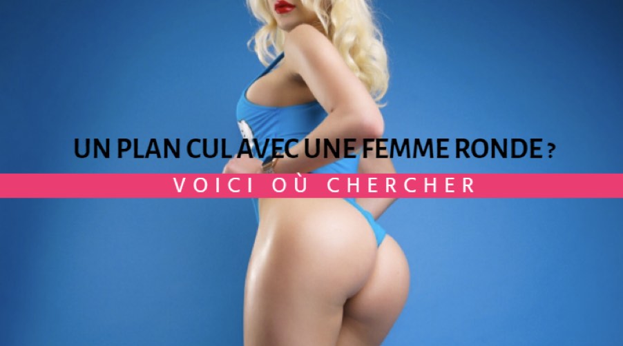 Une femme blonde et un peu ronde de dos vêtue d'un maillot de bain une pièce bleu très échancré entre la raie de ses fesses
